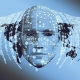 Foto-Komposition: kahler Männerkopf vor einer Weltkarte darüber eine Netz aus Zahlenkolonnen und Code