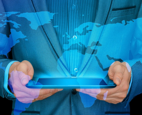 Foto: Mann im Jacket hält Tablet beidhändig vor dem Bauch | News & Wissenswertes