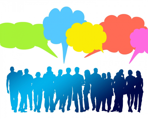 Grafik: Schemenhafte Darstellung einer Gruppe mit darübersitzenden Sprechblasen