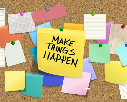 Fotomontage: Post-it Zettel in unterschiedlichen Farben und Größen