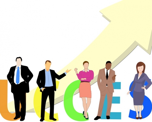 Foto: Menschengruppe vor ansteigendem Pfeil, Success in Großbuchstaben.