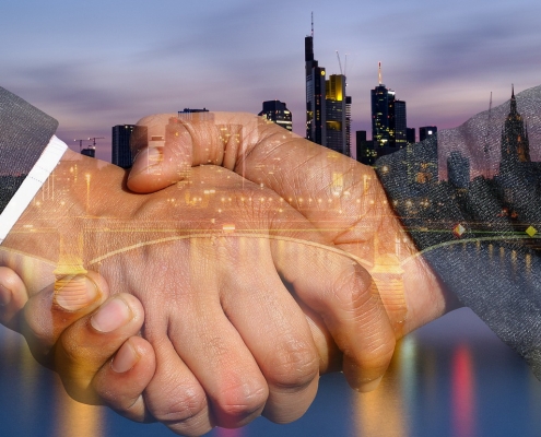 Foto: Händeschüttel vor Skyline Frankfurt