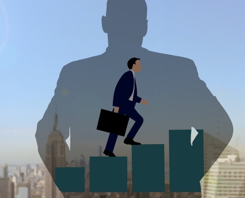 Foto-Collage: Grafik Business-Mensch steigt Treppe aus Statistikbalken hoch vor Hintergrund Großstadtfoto