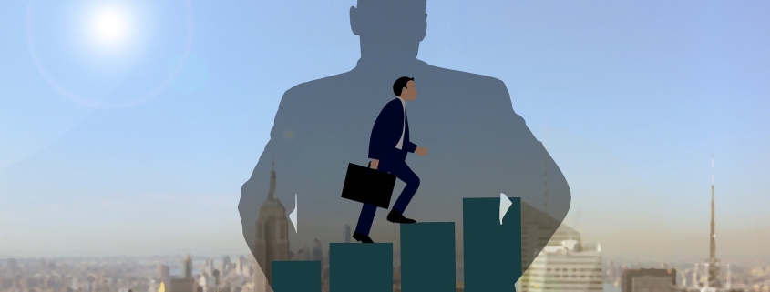 Foto-Collage: Grafik Business-Mensch steigt Treppe aus Statistikbalken hoch vor Hintergrund Großstadtfoto