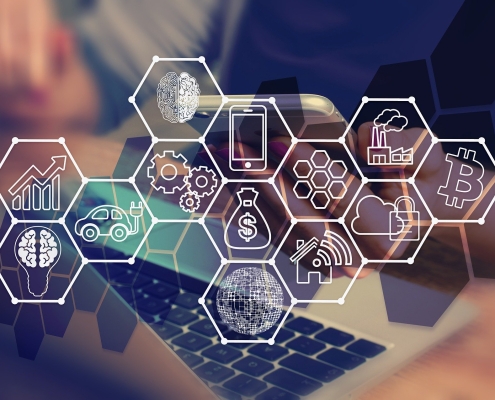 Collage: Wabenstruktur mit Industriesymbolen