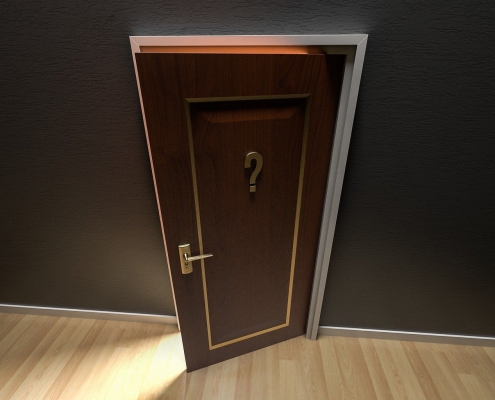 Foto: Sich öffnende Tür mit Fragezeichen