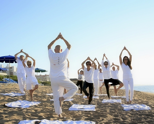 Foto: Menschen praktizieren Yoga am Strand