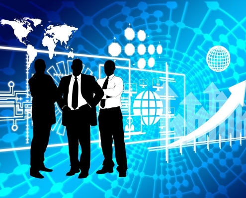 Collage: drei Menschen vor blauem Hintergrund mit Netz, Weltkarte und weiteren Symbolen